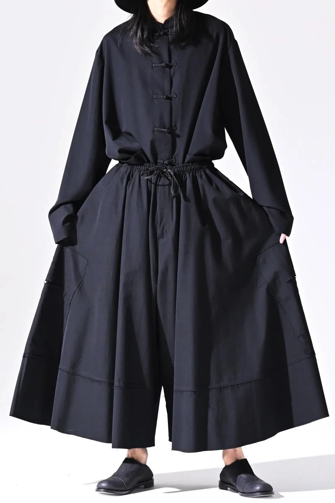 Wool Gabardine Cut Off Pants with Damage Pocket black