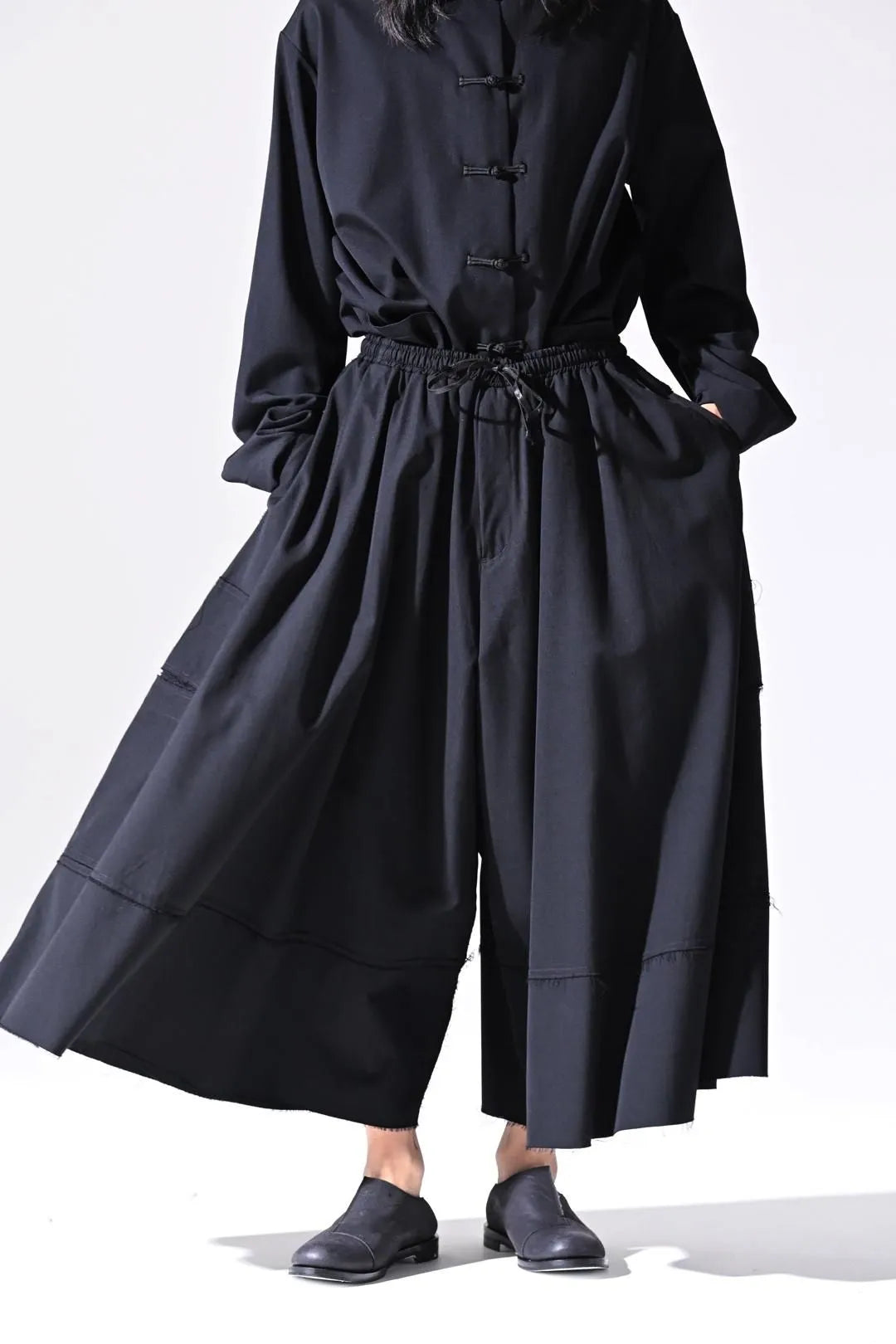 Wool Gabardine Cut Off Pants with Damage Pocket black